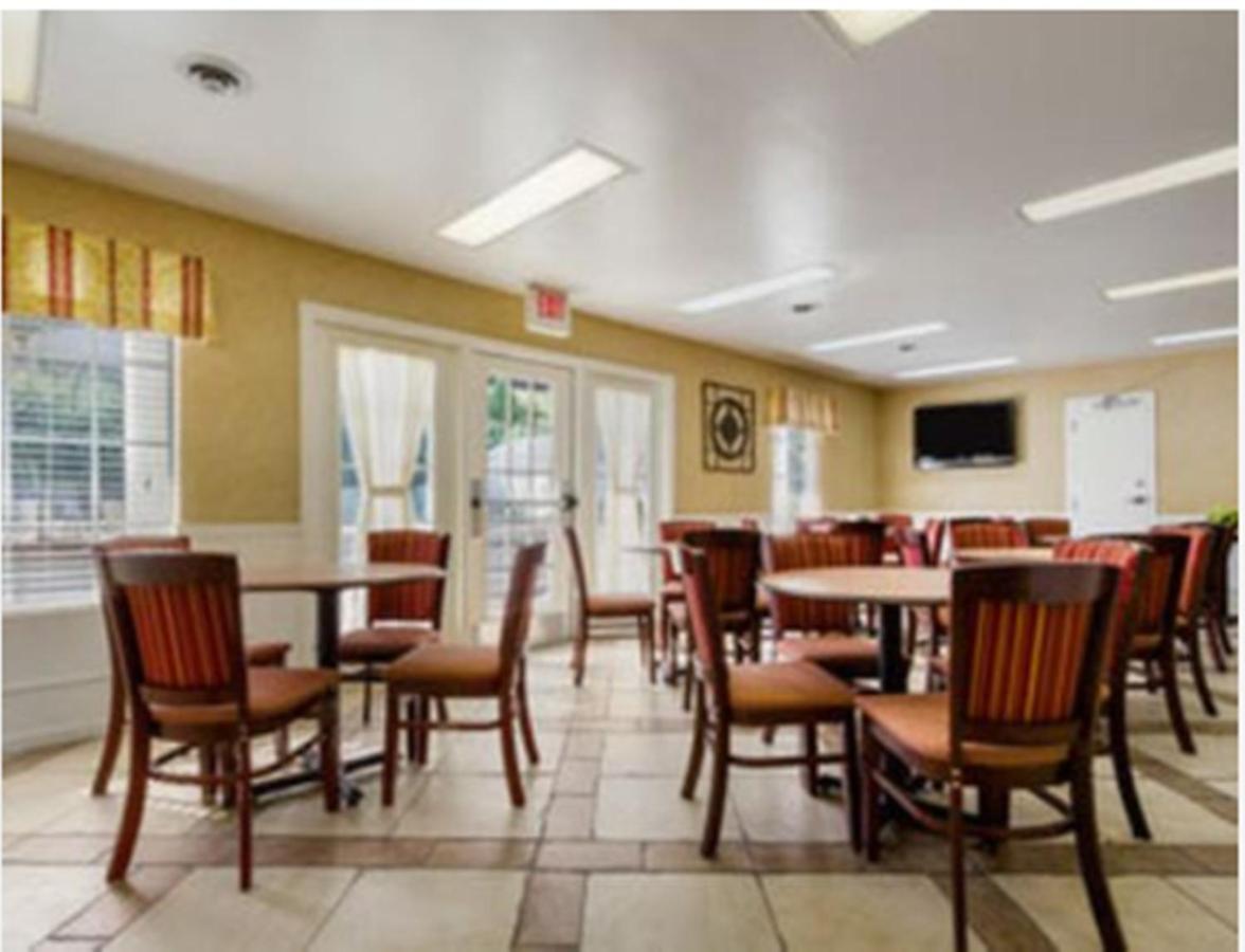 Baymont By Wyndham Sanford Hotel Room photo
