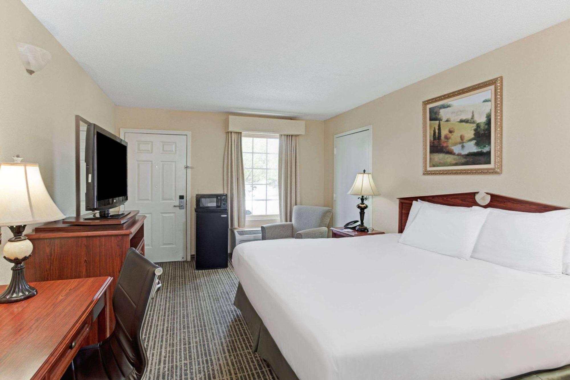 Baymont By Wyndham Sanford Hotel Exterior photo