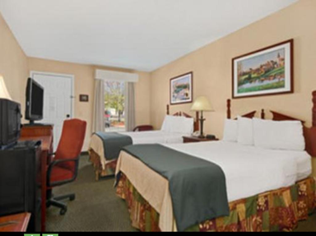 Baymont By Wyndham Sanford Hotel Room photo