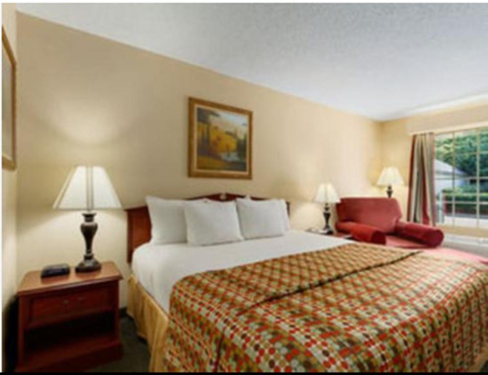 Baymont By Wyndham Sanford Hotel Room photo