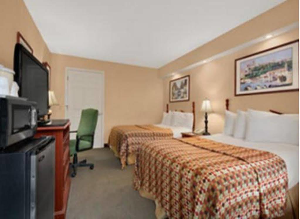 Baymont By Wyndham Sanford Hotel Exterior photo